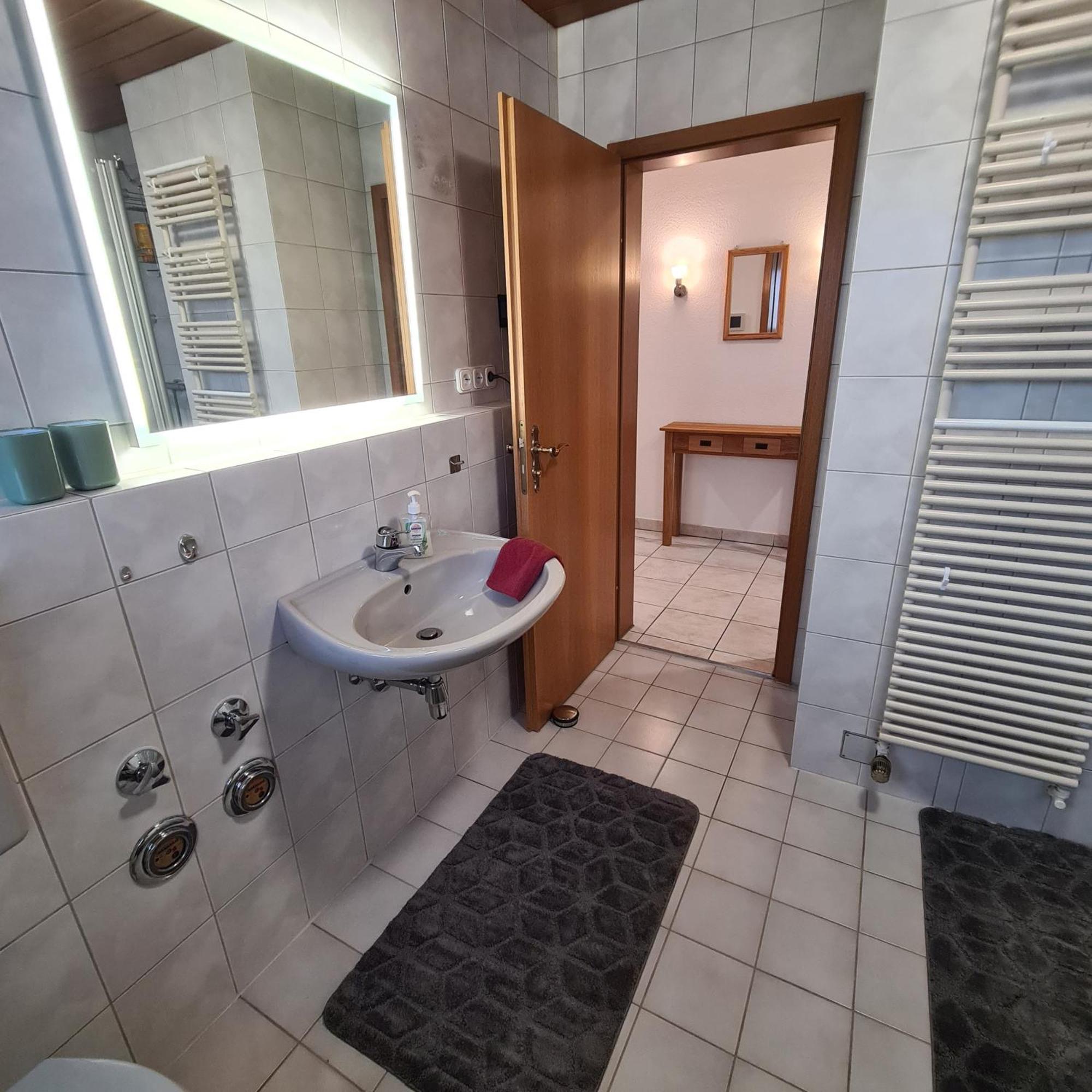 Gemuetliche 120 Qm Ferienwohnung Mit Balkon Adelsdorf Exteriér fotografie